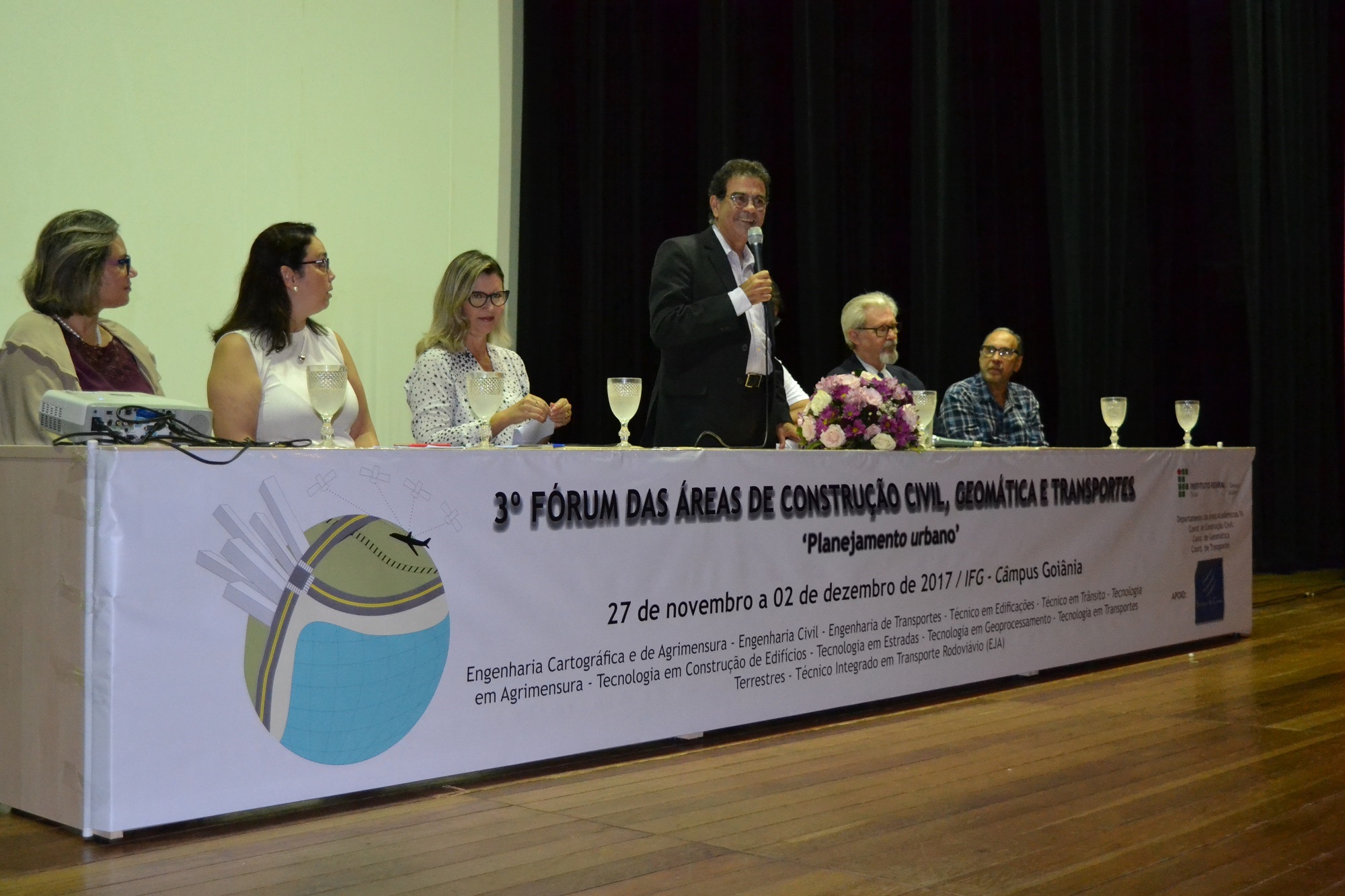 Mesa de abertura do 3º Fórum das Áreas de Construção Civil, Geomática e Transportes, no Teatro do IFG - Câmpus Goiânia.